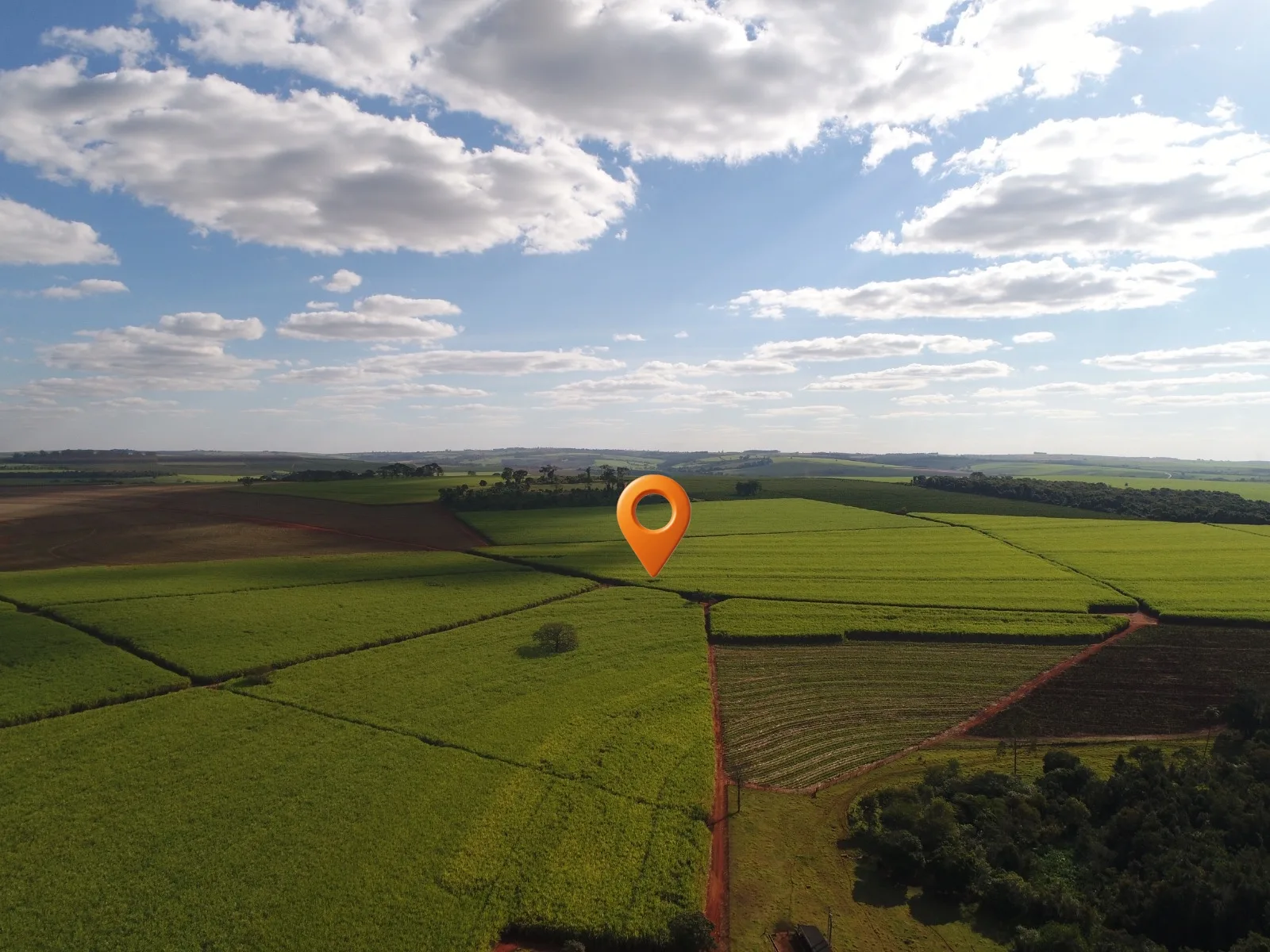 Vista aérea de propriedade rural com marcação de ponto georreferenciado