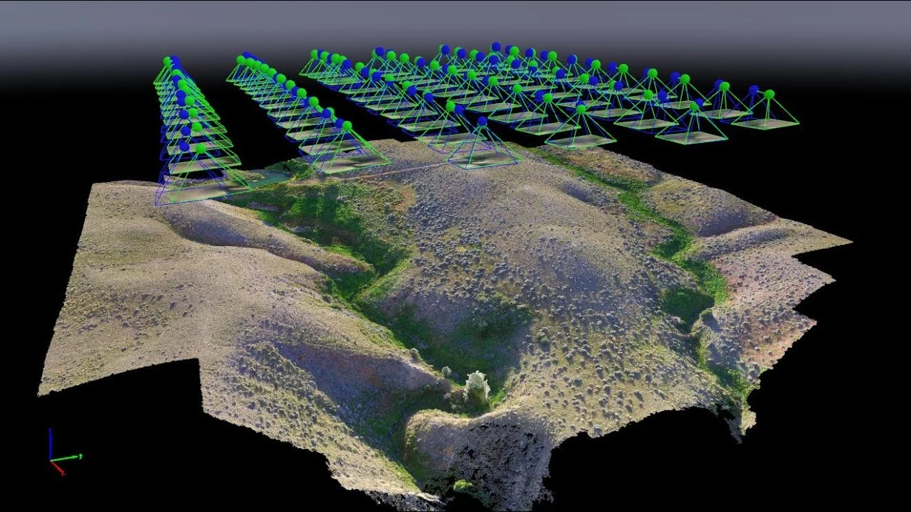 Drone realizando mapeamento aéreo de lavoura