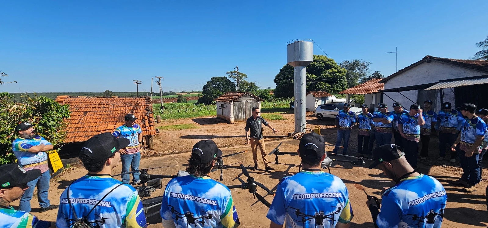 Turma do PROAR em treinamento prático de campo, briefing operacional com drones agrícolas